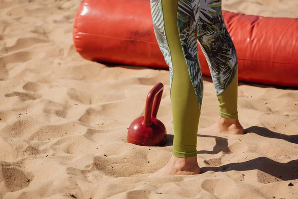 Részlet a nő csinál funkcionális képzési áramkör a strandon — Stock Fotó