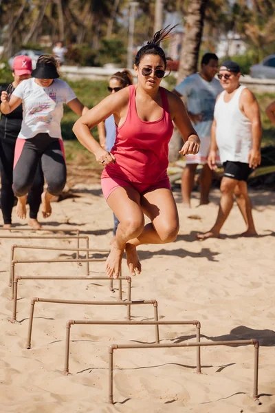 Cabedelo, Paraiba, Brasile - 7 ottobre 2017 - Donna sulla spiaggia in allenamento circuito funzionale — Foto Stock