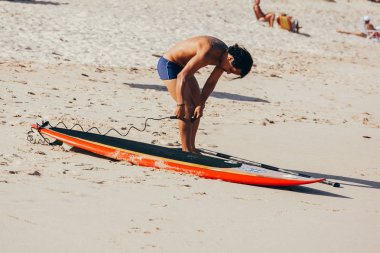 Cabedelo, Paraiba, Brezilya - Brezilya kumsalda yatılı kürek 15 Ekim 2017 - ayağa