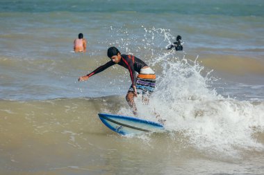 Cabedelo, Paraiba, Brezilya - 15 Ekim 2017 - sörfçü dalga