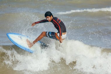 Cabedelo, Paraiba, Brezilya - 15 Ekim 2017 - sörfçü dalga