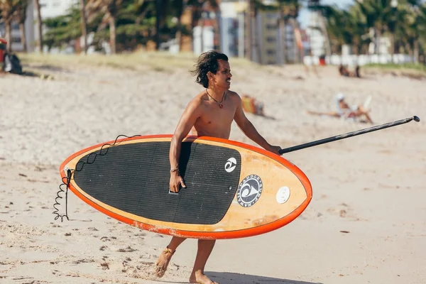 Cabedelo, Paraiba, Brasil - 15 de octubre de 2017 - Stand up paddle boarding on Brazilian beach — Foto de Stock