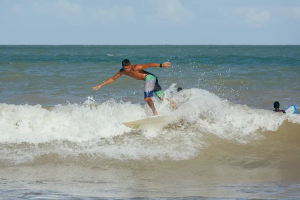 Cabedelo, Surfer Параїба, Бразилія - 15 жовтня 2017 - на хвилі — стокове фото