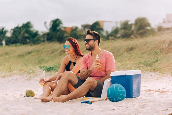 Pasangan yang minum bir dan bersenang-senang di pantai — Stok Foto