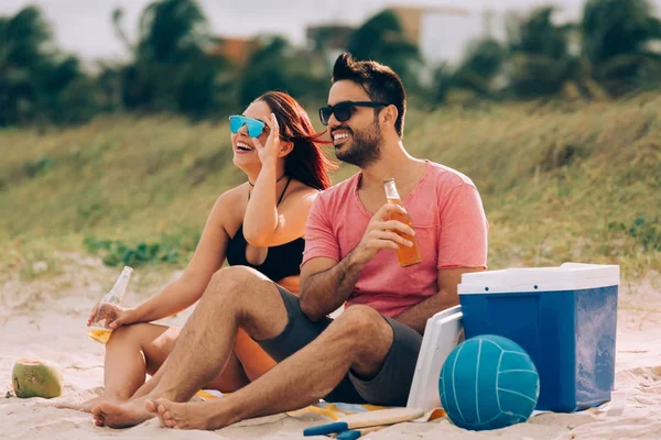 Pasangan yang minum bir dan bersenang-senang di pantai — Stok Foto