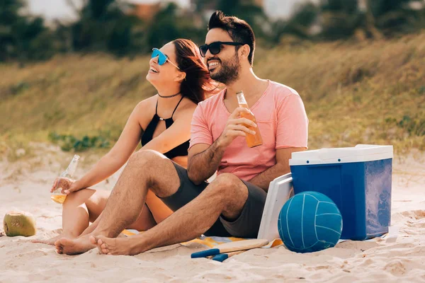 Pasangan yang minum bir dan bersenang-senang di pantai — Stok Foto