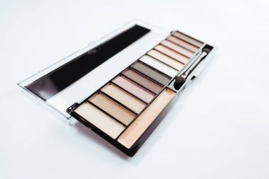 Beyaz arkaplanda fırça ile göz gölgesi