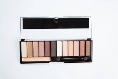 Beyaz arkaplanda fırça ile göz gölgesi