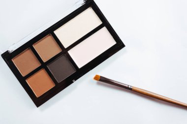 Beyaz arkaplanda fırça ile göz gölgesi