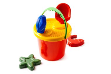 Beyaz arka plan üzerinde izole çocukların plaj oyuncakları