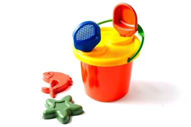 Beyaz arka plan üzerinde izole çocukların plaj oyuncakları