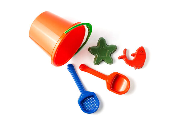 детские пляжные игрушки изолированы на белом фоне

