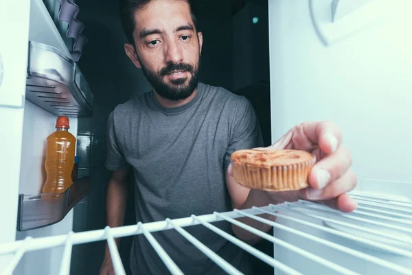 Hungrig man öppnar kylskåpet på natten — Stockfoto