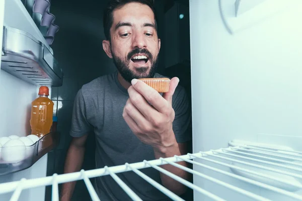 Hungrig man öppnar kylskåpet på natten — Stockfoto