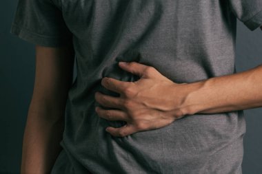 Genç adam mide ağrısı ayakta gelen acı, yakın çekim