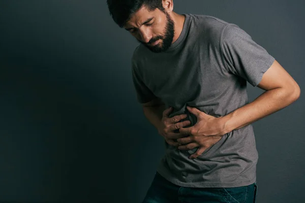 Mladý muž trpí stálé bolesti žaludku — Stock fotografie