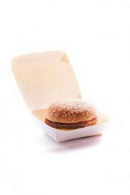 Hamburger paket beyaz bir arka plan üzerinde.
