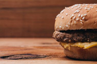 Lezzetli bir hamburger ahşap arka plan üzerinde kapat