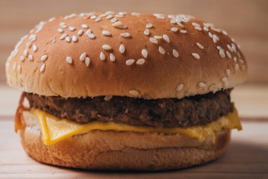 Lezzetli bir hamburger ahşap arka plan üzerinde kapat