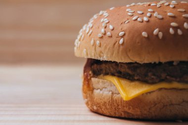 Lezzetli bir hamburger ahşap arka plan üzerinde kapat