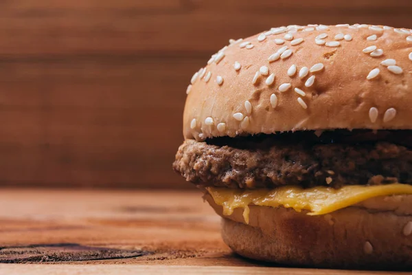 Close up de um delicioso hambúrguer em fundo de madeira — Fotografia de Stock