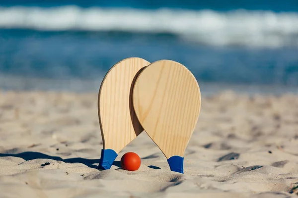 Ténis de praia, raquete de praia, matkot. raquetes de praia e bola na praia — Fotografia de Stock