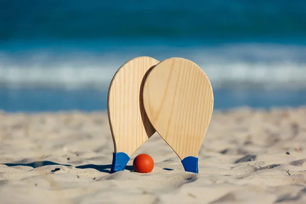Strandtennis, beach paddla ball, matkot. Stranden racketar och boll på stranden — Stockfoto