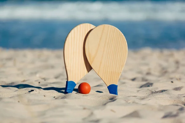 Strandtennis, beach paddla ball, matkot. Stranden racketar och boll på stranden — Stockfoto