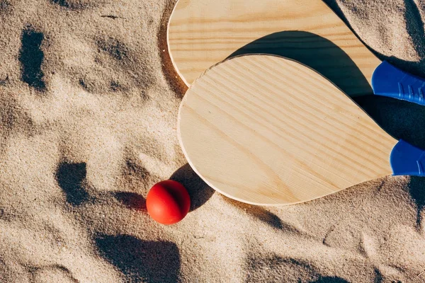 Tenis plażowy, piłka plażowa wiosła, matkot. Plaży rakiety i piłki na plaży — Zdjęcie stockowe