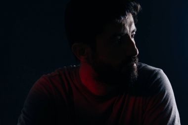 Sakallı adam dramatik portresi. Üzüntü, depresyon, uyarı kavramı