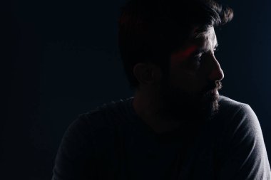 Sakallı adam dramatik portresi. Üzüntü, depresyon, uyarı kavramı