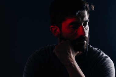 Sakallı adam dramatik portresi. Üzüntü, depresyon, uyarı kavramı