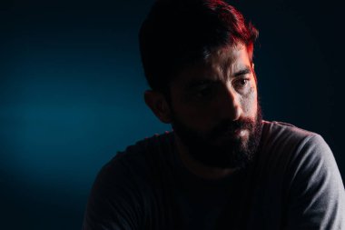 Sakallı adam dramatik portresi. Üzüntü, depresyon, uyarı kavramı