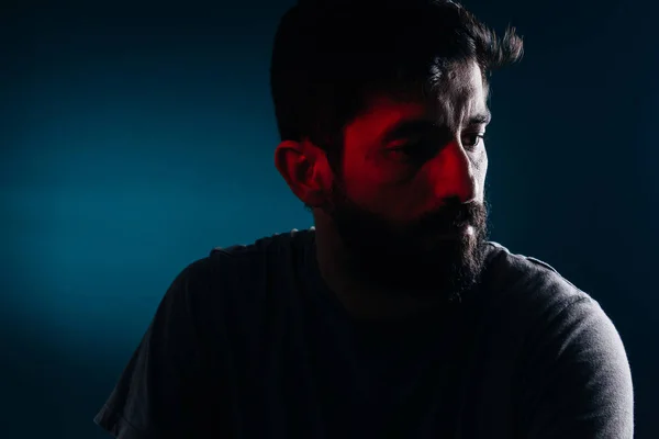 Retrato dramático del hombre barbudo. Concepto de tristeza, depresión, alerta — Foto de Stock