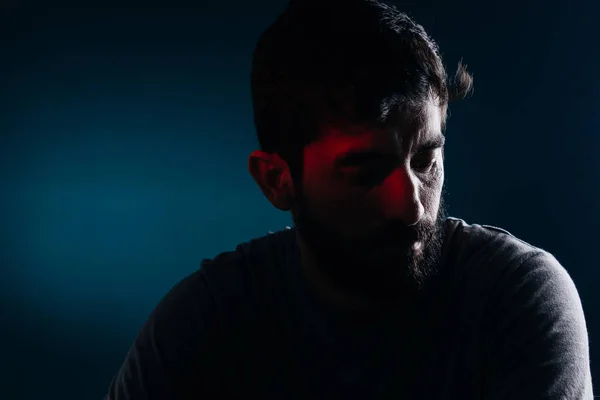 Retrato dramático del hombre barbudo. Concepto de tristeza, depresión, alerta — Foto de Stock