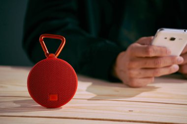 Akıllı telefon ile Bluetooth Hoparlör