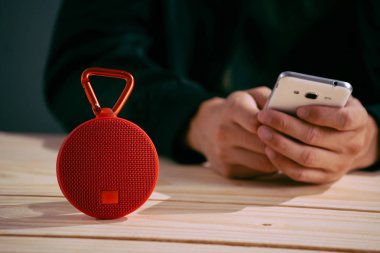 Akıllı telefon ile Bluetooth Hoparlör