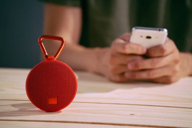 Akıllı telefon ile Bluetooth Hoparlör