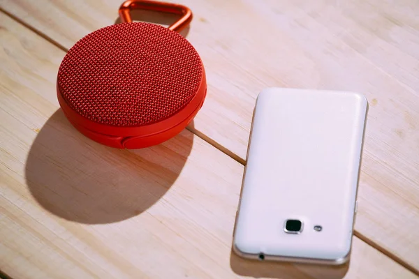スマート フォンと Bluetooth スピーカー — ストック写真