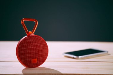 Ahşap arka plan üzerinde kırmızı kablosuz hoparlör