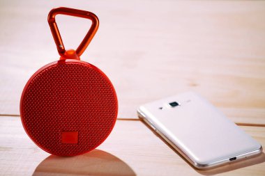 Ahşap arka plan üzerinde kırmızı kablosuz hoparlör