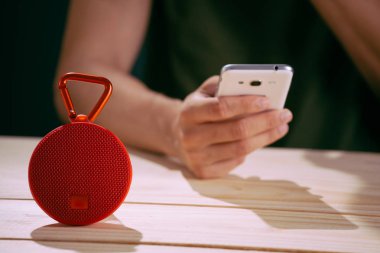 Ahşap arka plan üzerinde kırmızı kablosuz hoparlör