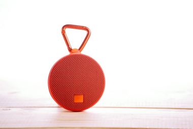 Ahşap arka plan üzerinde kırmızı kablosuz hoparlör