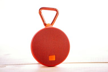 Ahşap arka plan üzerinde kırmızı kablosuz hoparlör