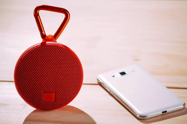 Röd trådlös högtalare på trä bakgrund — Stockfoto