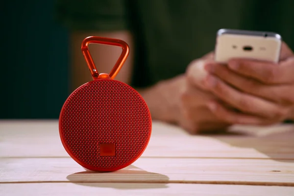 Rode draadloze speaker op houten achtergrond — Stockfoto