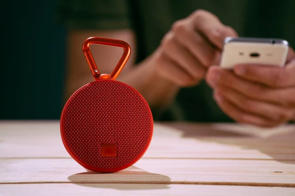 Roter drahtloser Lautsprecher auf Holzhintergrund — Stockbild Roter drahtloser Lautsprecher auf Holzhintergrund — Stockfoto