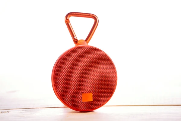 Ahşap arka plan üzerinde kırmızı kablosuz hoparlör