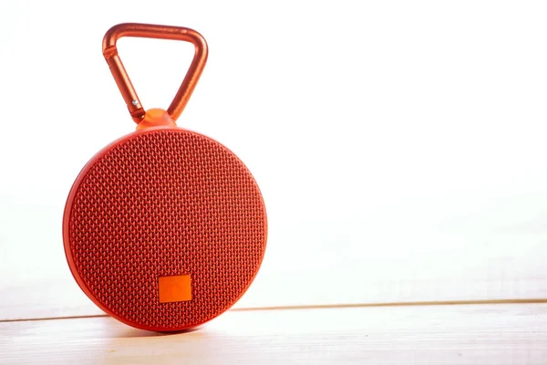 Ahşap arka plan üzerinde kırmızı kablosuz hoparlör