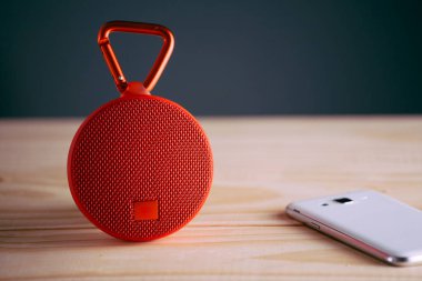 Ahşap arka plan üzerinde kırmızı kablosuz hoparlör